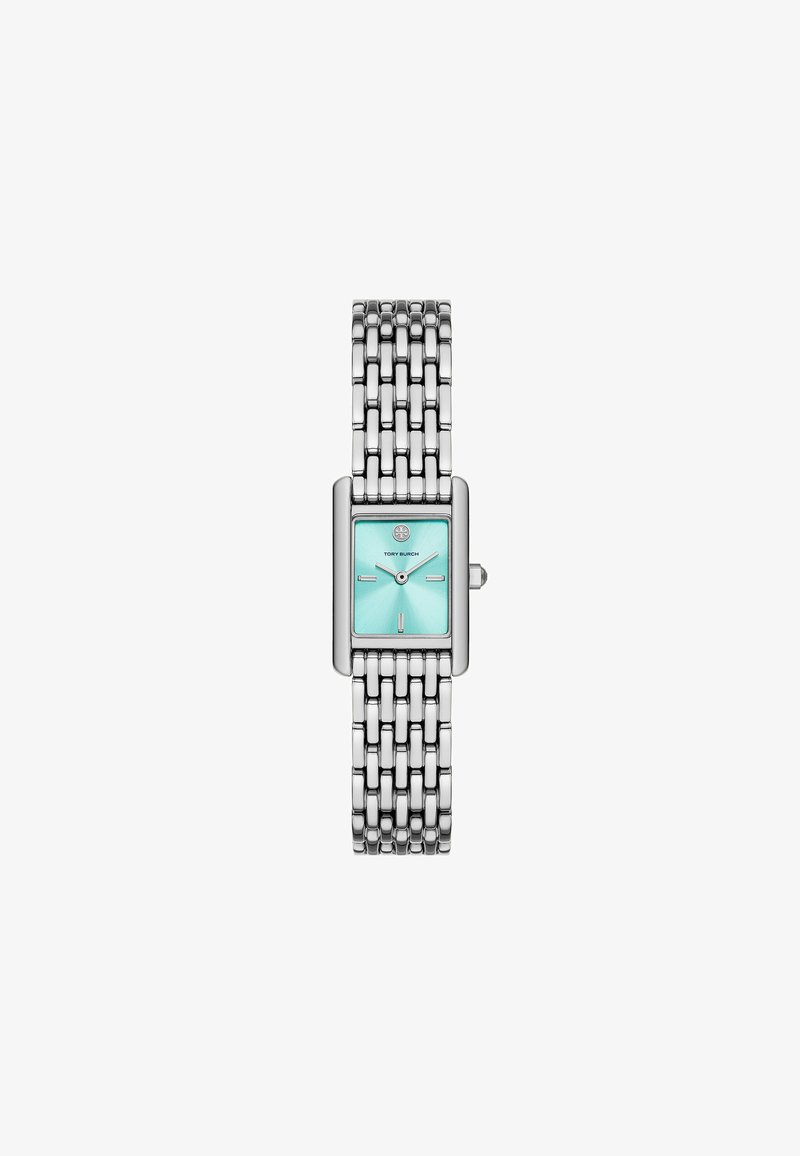 Reloj de pulsera de metal plateado con un rostro rectangular. La esfera de color azul claro presenta marcadores de horas y minutos, con una pulsera de eslabones texturizada en plata.
