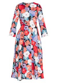 Kwiatowa sukienka z długimi rękawami i okrągłym dekoltem, zdobiona czerwonymi, fioletowymi i białymi kwiatami na czarnym tle. Materiał wydaje się gładki.