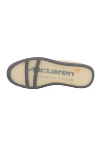 Sort og beige gummi sandal med to sorte stropper, struktureret ydersål og "McLaren Formula 1 Team" branding på sålen.