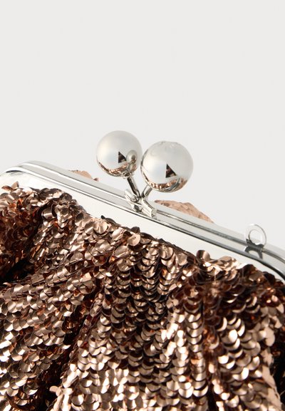 Φάκελος τσάντας σε ροζ χρυσό με παγιέτες και συγκεντρωμένο σχέδιο, ασημένιο μεταλλικό κλείσιμο τύπου kiss-lock και γυαλιστερές σφαιρικές λεπτομέρειες. Υφή με ανακλαστικές παγιέτες.