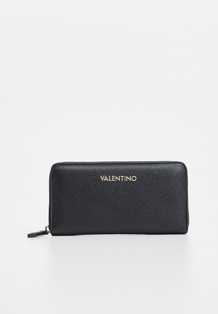 Portefeuille en cuir noir avec une finition texturée, arborant un logo doré "VALENTINO", fermeture zippée et design minimaliste.