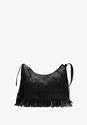 Sac à bandoulière en cuir noir avec des détails de franges superposées et une fermeture éclair en métal doré sur fond blanc.