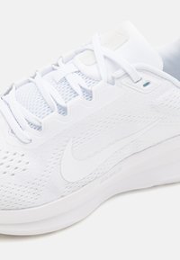 Nike Performance AIR WINFLO 11 - Hardloopschoenen voor op de weg - white/photon dust