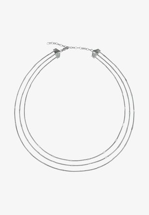 Silberne dreireihige Halskette mit feinen, verbundenen Ketten und kleinen zylindrischen Akzenten, verstellbarem Verschluss, glatter Textur und metallic Finish.