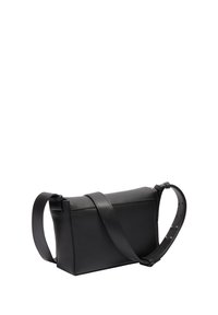 Czarna skórzana torebka na ramię o teksturowym wykończeniu, prostokątnym kształcie, regulowanym pasku i minimalistycznym designie. Charakteryzuje się eleganckim wyglądem.