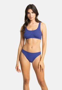 Ensemble de bikini bleu côtelé comprenant un bralet à encolure carrée et un bas taille basse assorti. Texture lisse, coupe ajustée et design simple.