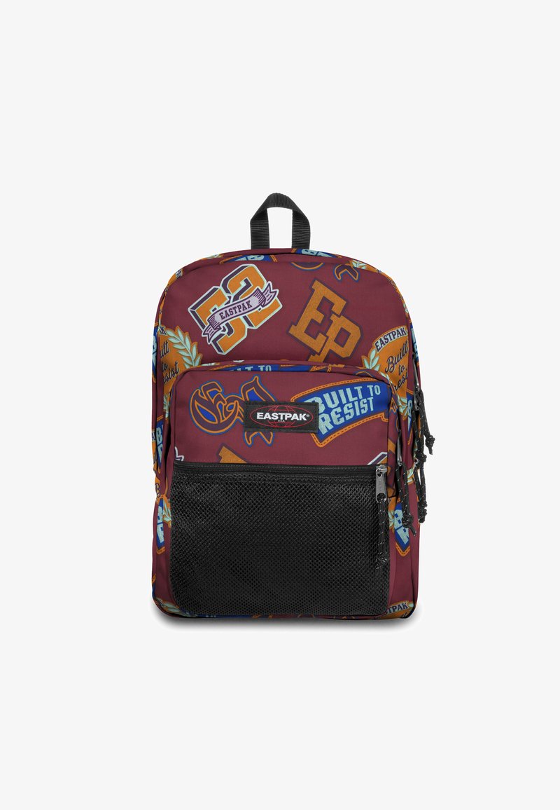 Bordowy plecak z tkaniny, ozdobiony kolorowymi grafikami, z przednią siateczkową kieszenią i wytrzymałymi zamkami. Czarny akcent na kieszeni i elementach metalowych.