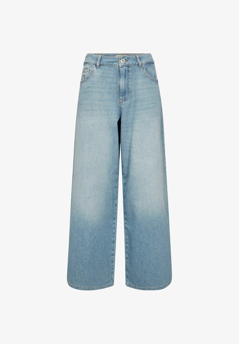 Lichtblauwe wijde denim jeans met knopen aan de voorkant, ritssluiting, riemlussen en zijzakken, afgebeeld tegen een witte achtergrond.