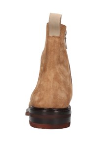 Brązowe botki z zamszu o gładkiej powierzchni, zaokrąglonym nosku, pętelce do łatwego zakładania i warstwowym, drewnianym obcasie. Z boku zamek błyskawiczny dla wygody noszenia.