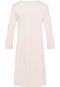 Vaalea vaaleanpunainen yömekko kolmanneksen hihoilla, jossa on pitsireunus hihoissa ja kaula-aukossa, valmistettu pehmeästä ja sileästä kankaasta.