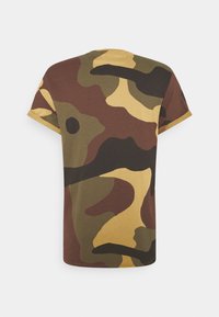 Kortärmad t-shirt i brun, grön och gul camouflage-mönster. Tillverkad av bomull, rund halsringning och rak nederkant.