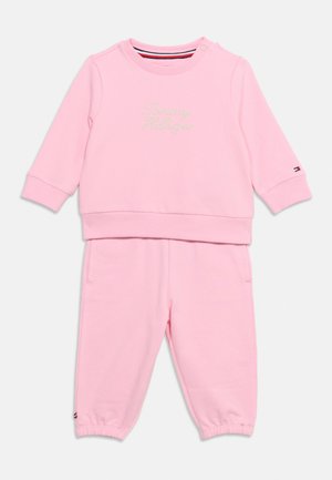 Zachte roze peutersweater en bijpassende broek met elastische taille en subtiele logo-borduur op borst en mouwboorden.
