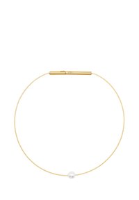 Collier en fil d'or avec une seule perle blanche. Le design présente une forme élégante et minimaliste avec un fermoir sécurisé.