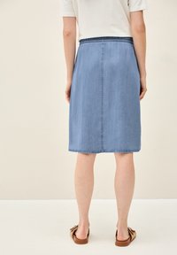 Denim skirt, lyseblå, knælang, med elastisk talje, enkel design og en lige silhuet. Flad kant, ingen udsmykninger.