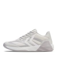 Lichtgrijze sportieve schoen van mesh en synthetische materialen, met een gestructureerde zool en geometrische ontwerpaccenten aan de zijkanten.