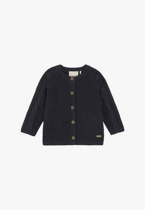 Dunkelblaue Strickjacke mit Rundhalsausschnitt, langen Ärmeln, einem Zopfmuster entlang der Ärmel und Holzknöpfen auf der Vorderseite.