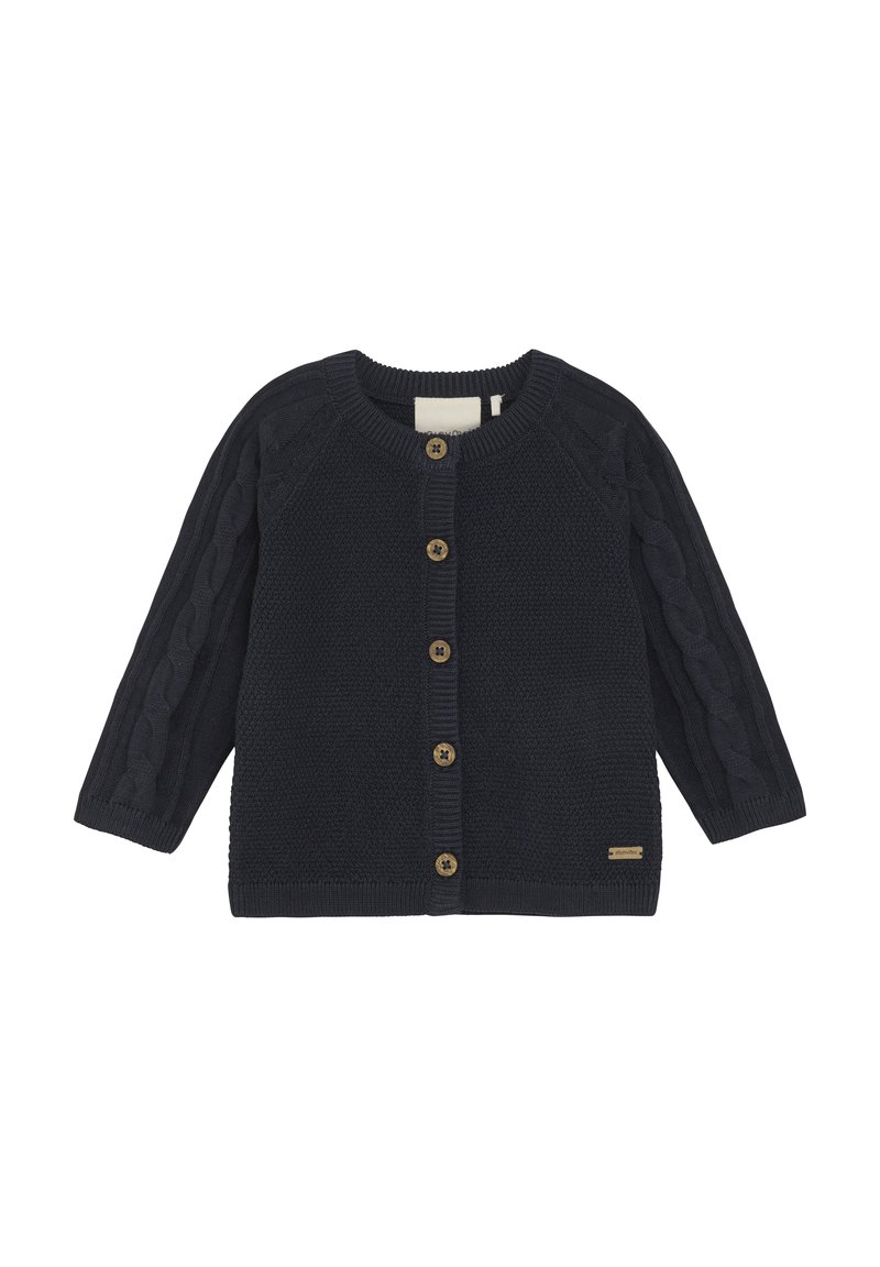 Dunkelblaue Strickjacke mit Rundhalsausschnitt, langen Ärmeln, einem Zopfmuster entlang der Ärmel und Holzknöpfen auf der Vorderseite.