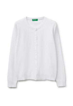 Weißer, knöpfbarer Cardigan mit langen Ärmeln und gerippten Bündchen, Kragen und Saum, mit grünem Etikett an der Innenseite des Halsausschnitts.