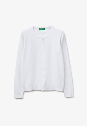Witte cardigan met knopen, lange mouwen en geribbelde manchetten, kraag en zoom, met een groen label aan de binnenkant van de halslijn.