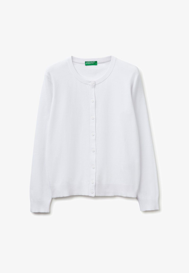Witte cardigan met knopen, lange mouwen en geribbelde manchetten, kraag en zoom, met een groen label aan de binnenkant van de halslijn.