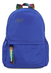 Mochila de tela azul con una superficie texturada, bolsillo frontal con cremallera y asa de rayas multicolor. Incluye el logo de Skechers en la parte frontal.