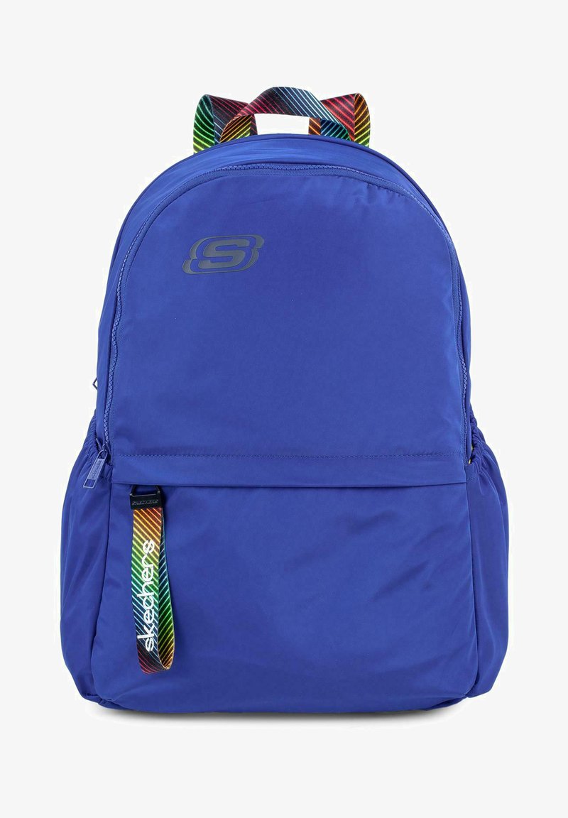Mochila de tela azul con una superficie texturada, bolsillo frontal con cremallera y asa de rayas multicolor. Incluye el logo de Skechers en la parte frontal.