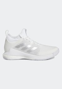 Vit sportskor med ett ventilerande mesh-överkänsligt, texturerade overlays, tre metalliska ränder och en vadderad sula.