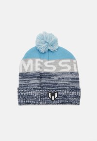 Šviesiai mėlynas ir tamsiai mėlynas mezgimo kepurė, su pom-pom viršuje ir pilka juosta, kurioje parašyta "MESSI." Juodas logotipas yra ant apvados.