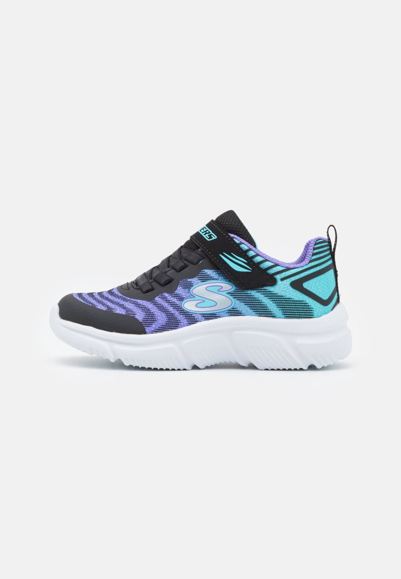 Scarpe da ginnastica nere e viola con una parte superiore in maglia testurizzata, accenti azzurri e una suola bianca spessa con un motivo a zigzag.