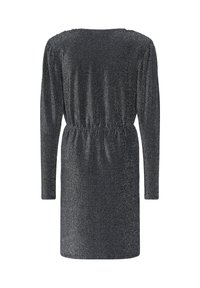 Rochie neagră cu mâneci lungi, până la genunchi, cu un strălucire subtilă, talie trasă și umeri bine definiți, prezentată din spate.