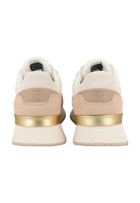 Chaussures de sport avec une tige en mesh blanc, des accents en suède rose clair et une bande de talon dorée métallisée. Semelle extérieure blanche rembourrée pour le confort.