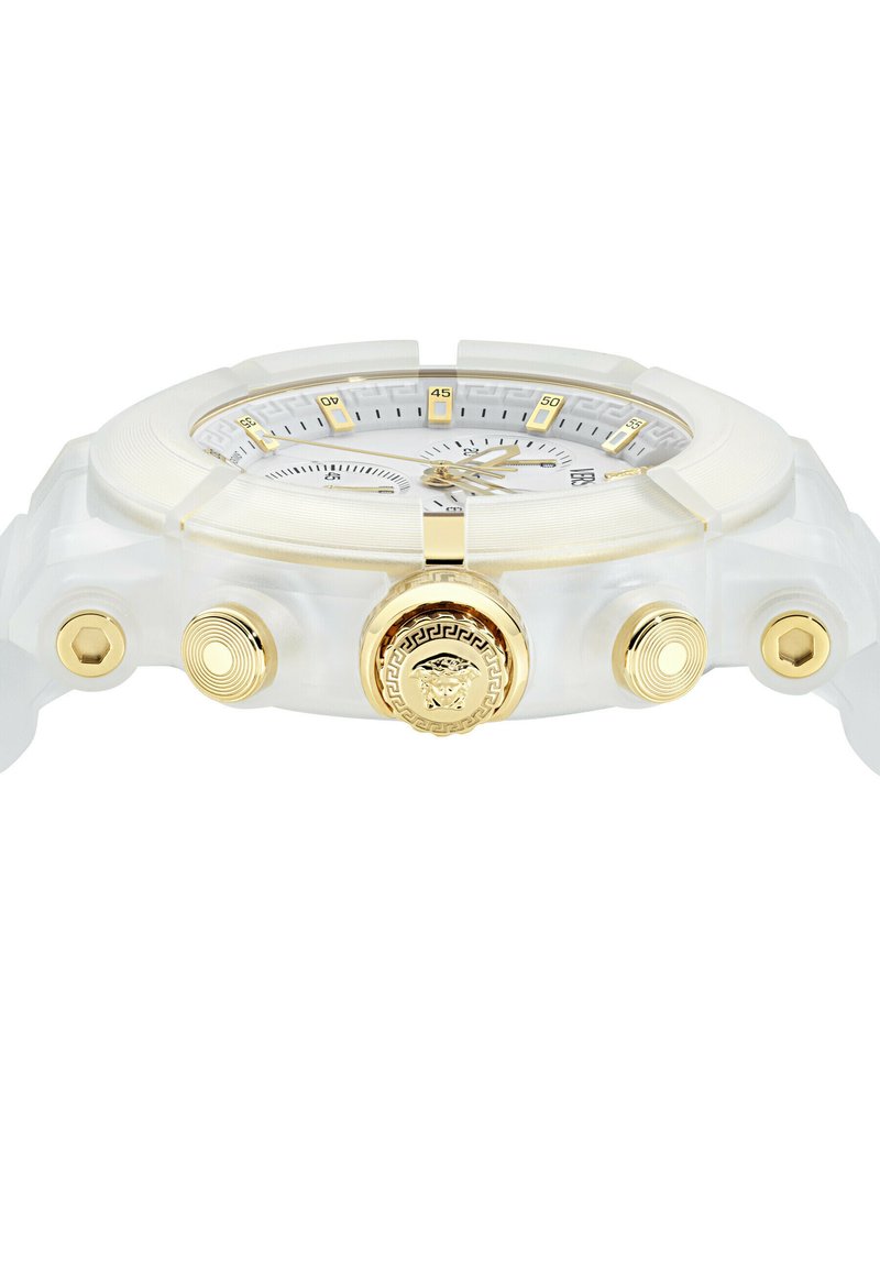 Witte horloge met doorzichtige band, gouden accenten, zijknoppen en een kroon met een Medusa-kop embleem.