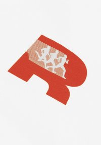 Tela blanca con una gran letra "R" estilizada en rojo, acompañada por la silueta de tres figuras corriendo en blanco y rayas diagonales en el fondo.