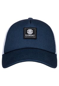 Cappellino da autista con una parte anteriore blu navy e un retro in rete bianca. Presenta un'etichetta rettangolare nera con il logo "ELEMENT" e testo. Visiera curvata.