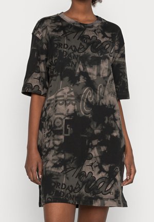 Zwart T-shirtjurkje met een losse pasvorm, met een grafische print van logo's en tekst in verschillende tinten grijs en zwart. Korte mouwen, ronde hals.