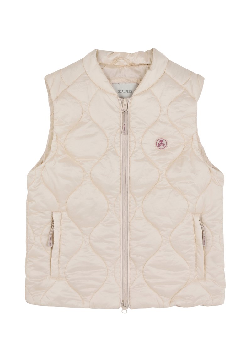 Chaleco acolchado sin mangas en beige claro, con un cuello alto, cierre frontal con cremallera y un sutil patrón de olas que cuenta con dos bolsillos laterales. Detalle del logo en rosa.