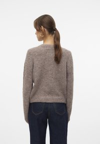 Vero Moda VMNOVAH LS O-NECK BUTTON NOOS - Strickjacke - brown