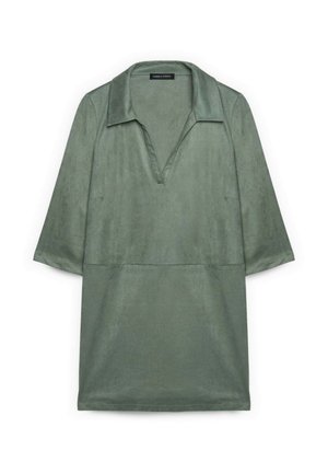 Vestido corto de ante verde con mangas tres cuartos, cuello abierto y escote en V, colocado plano sobre un fondo blanco.