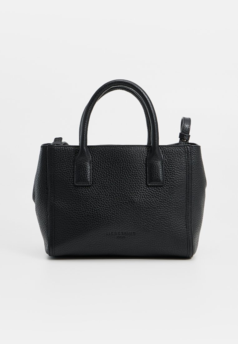 Schwarze, strukturiert Lederhandtasche mit zwei runden Griffen und einem kleinen Seitenriemen vor einem schlichten weißen Hintergrund.