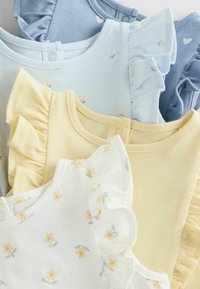 Quattro magliette a maniche corte in blu, bianco e giallo, caratterizzate da stampe floreali e volant lungo i colli. Materiale in cotone morbido.