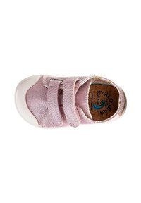 Zapato rosa para niño pequeño con dos tiras de velcro, puntera de goma blanca y forro interior estampado, visto desde arriba.