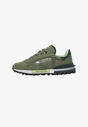 Groene Lacoste-sneaker met panelen van suède en stof, witte zool met zwarte profiel, logo en coördinaten op de zijkant gedrukt.