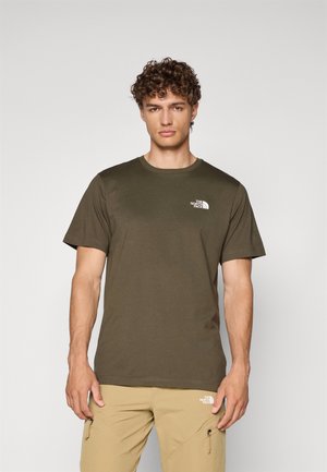 Olivengrøn bomulds t-shirt med rund halsudskæring, korte ærmer og et hvidt logo på venstre bryst. Glat tekstur, standard pasform.