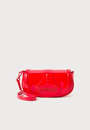 Sac à main en cuir verni rouge, de forme arrondie, avec logo embossé et bandoulière amovible. Dispose d'une texture lisse et brillante avec des lignes épurées.