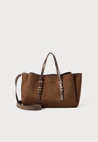 Braune Wildleder-Tote mit strukturierter Form, doppelten Ledergriffen, verstellbarem Schultergurt und goldfarbenen Hardware-Akzenten.