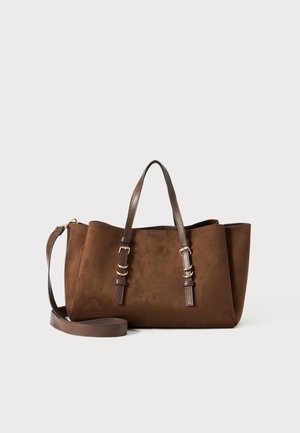 Bruine suède tote bag met een gestructureerde vorm, dubbele leren handvatten, verstelbare schouderriem en gouden hardware-accenten.