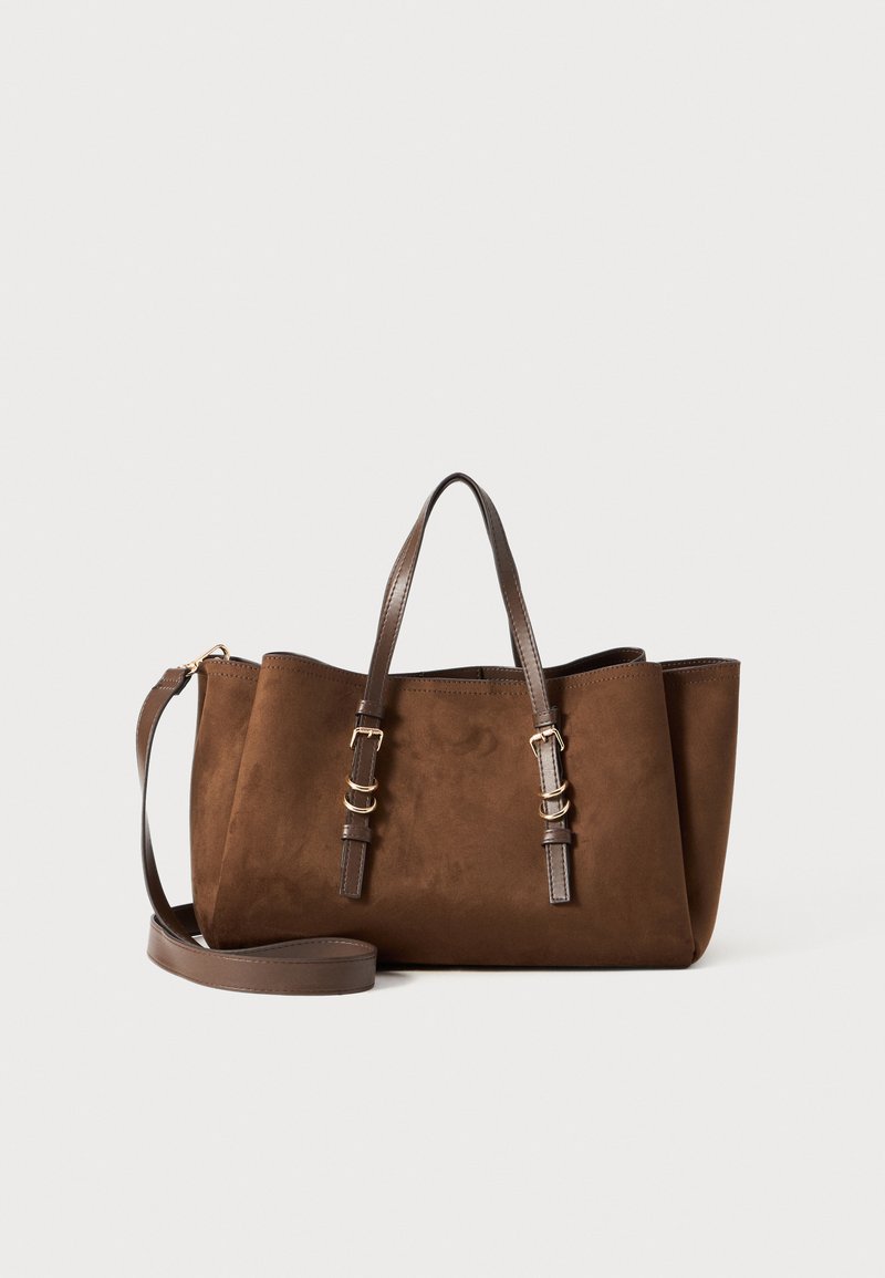 Braune Wildleder-Tote mit strukturierter Form, doppelten Ledergriffen, verstellbarem Schultergurt und goldfarbenen Hardware-Akzenten.