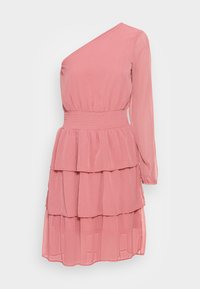 Vestido rosa, de alça única, feito de tecido leve. Apresenta uma cintura franzida e uma saia com camadas e babados, com uma textura leve.