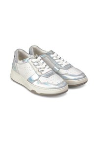 Sneakers bianchi con accenti iridescenti, dettagli argentati sul tallone, perforazioni sui lati e lacci piatti. Materiale morbido e testurizzato, suola in gomma.