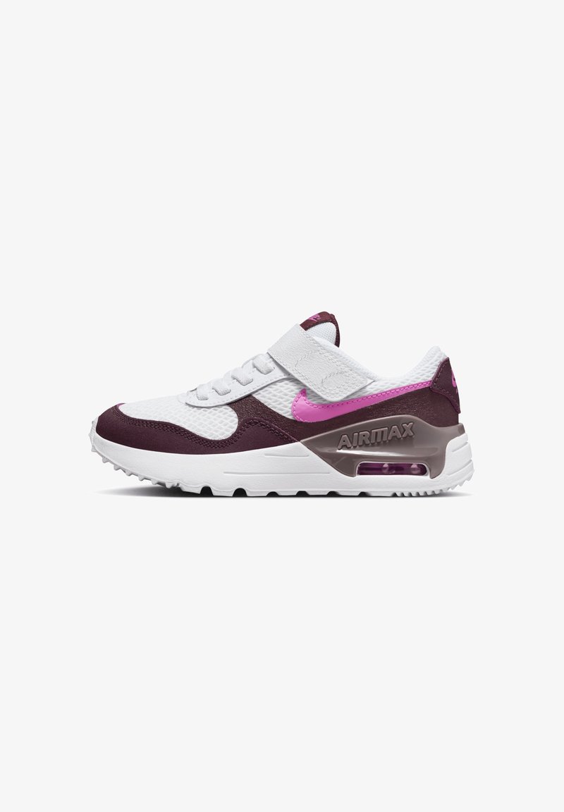 Baskets blanches et bordeaux avec des matériaux en mesh et en daim, présentant un swoosh Nike rose, une fermeture à bande, une unité de talon Air Max et des détails texturés.